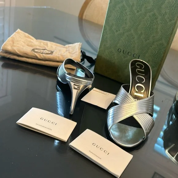 Gucci Logo Nappa Silk Metallic Leather Sandals in Argento - Picture 5 of 9